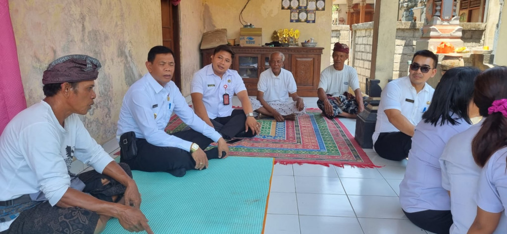 Melayat Kerumah Duka, Perbekel sampaikan Turut Berduka Cita